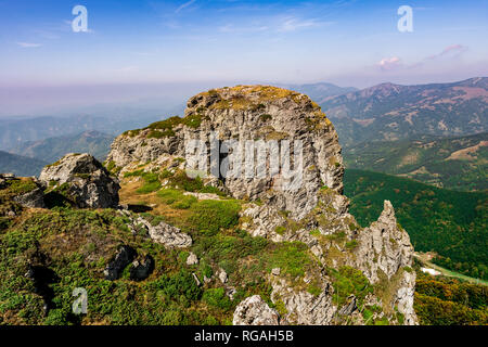 Babin zub (Zahn) Der Gramdmather ist die schönsten Gipfel des Stara Planina (Balkan). Die eindrucksvolle und großen markanten Felsen Stockfoto