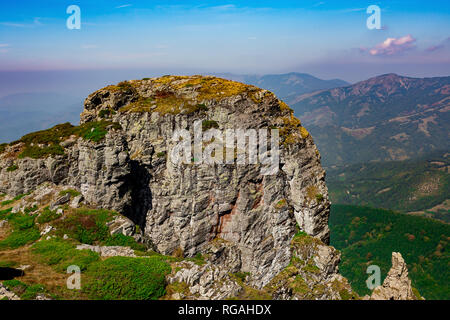 Babin zub (Zahn) Der Gramdmather ist die schönsten Gipfel des Stara Planina (Balkan). Die eindrucksvolle und großen markanten Felsen Stockfoto