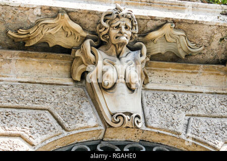 Ein sehr häßlich und alt Engel Skulptur auf einem Europäischen Haus, Schutz der Reichen. Sehr berühmte Tradition Wächter auf Häusern zu setzen Stockfoto