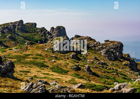 Babin zub (Zahn) Der Gramdmather ist die schönsten Gipfel des Stara Planina (Balkan). Die eindrucksvolle und großen markanten Felsen Stockfoto