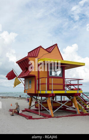 Eine Frau nimmt einen Bruch von der 24. Straße lifeguard Tower am Strand von Miami, Florida, USA Stockfoto