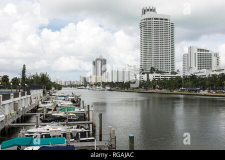 Private Boote auf der Indian Creek Wasserstraße in Miami Beach, Florida. Stockfoto