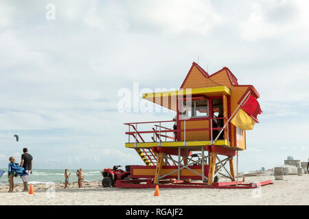 Strand goers in der Nähe der 24. Straße lifeguard Tower am Strand von Miami, Florida, USA Stockfoto