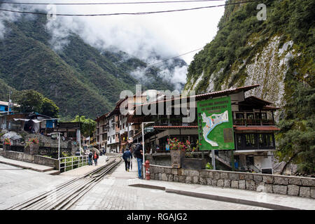 AGUAS CALIENTES, PERU - 3. JANUAR 2018: Kleine Stadt Aguas Calientes in Peru. Diese Stadt ist ein Einstiegspunkt für den Besuch von Machu Picchu Ruinen. Stockfoto