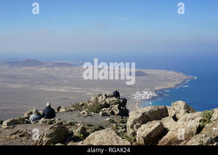 Blick vom Mirador de Ermita de las Nieves in die Playa de Famara, Riscos de Famara, Lanzarote, Kanarische Inseln, Spanien Stockfoto