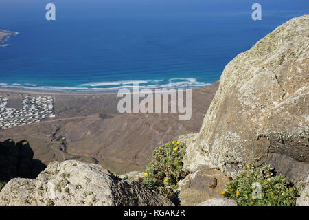 Blick vom Mirador de Ermita de las Nieves in die Playa de Famara, Risco de Famara, Lanzarote, Kanarische Inseln, Spanien Stockfoto