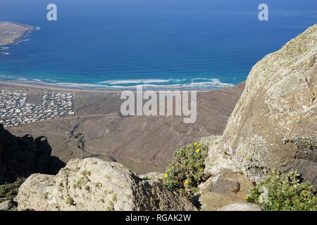 Blick vom Mirador de Ermita de las Nieves in die Playa de Famara, Riscos de Famara, Lanzarote, Kanarische Inseln, Spanien Stockfoto