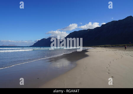 Spuren im Sand, Playa de Famara, Riscos de Famara, Lanzarote, Kanarische Inseln, Spanien Stockfoto