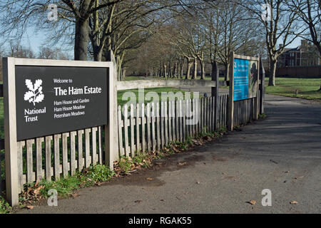 Willkommen Schild am Eingang zu den Schinken, die National Trust Eigentum, einschließlich der Ham House und petersham Weiden, in Ham, Surrey, England Stockfoto