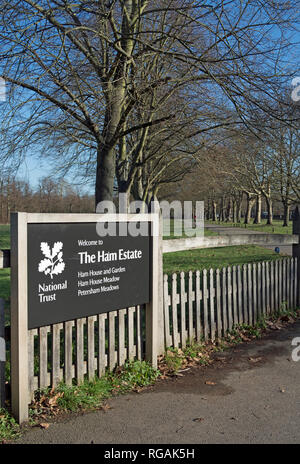 Willkommen Schild am Eingang zu den Schinken, die National Trust Eigentum, einschließlich der Ham House und petersham Weiden, in Ham, Surrey, England Stockfoto