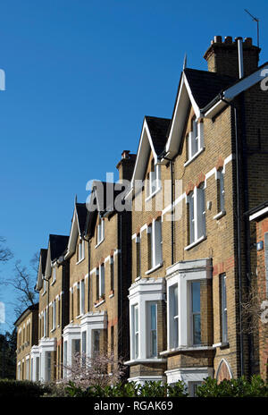 Reihe von 4-stöckigen halb-freistehendes viktorianischen Häuser in Teddington, Middlesex, England Stockfoto