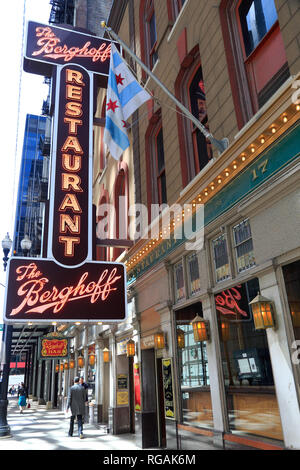 Historische die Berghoff Restaurant mit Leuchtreklamen auf West Adams Street. Chicago Loop. Illinois/USA Stockfoto