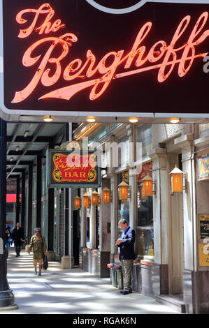 Historische die Berghoff Restaurant mit Leuchtreklamen auf West Adams Street. Chicago Loop. Illinois/USA Stockfoto