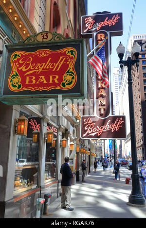 Historische die Berghoff Restaurant mit Leuchtreklamen auf West Adams Street. Chicago Loop. Illinois/USA Stockfoto