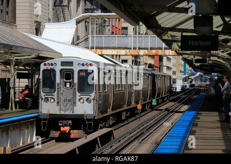 Chicago 'L' Züge auf erhöhten Eisenbahnschienen in der Schleife von Chicago. Illinois/USA Stockfoto