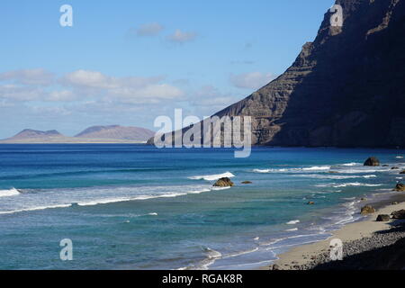 Playa de Famara, Riscos de Famara, Blick auf La Graciosa, Lanzarote, Kanarische Inseln, Spanien Stockfoto