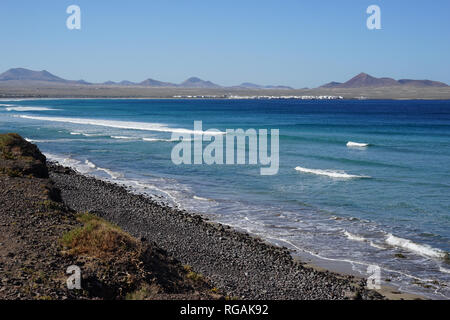 Playa de Famara, Bafia de Penedo, Blick von den Riscos de Famara, Lanzarote, Kanarische Inseln, Spanien Stockfoto