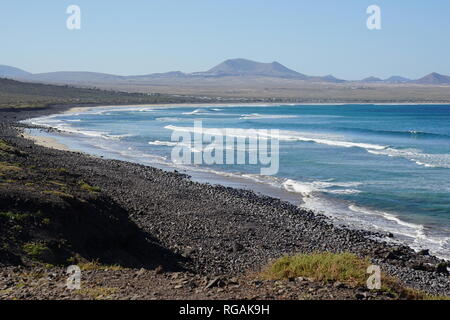 Playa de Famara, Bafia de Penedo, Blick von den Riscos de Famara, Lanzarote, Kanarische Inseln, Spanien Stockfoto