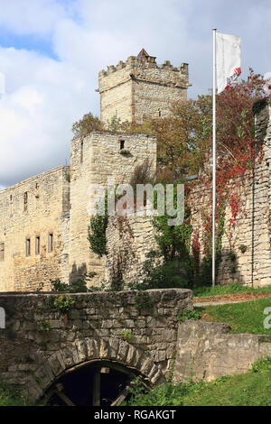 Wehrturm und Burggraben des Schlosses Eckartsburg Stockfoto