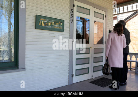 Besucher, die mit dem Eingang von Ernest Hemingway's Geburtshaus an 339 N. Oak Park Avenue. Oak Park. Westlich von Chicago. Illinois. USA Stockfoto