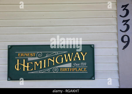 Die Zeichen und Nummer der Adresse durch den Eingang von Ernest Hemingway's Geburtshaus an 339 N. Oak Park Avenue. Oak Park. Westlich von Chicago. Illinois. USA Stockfoto