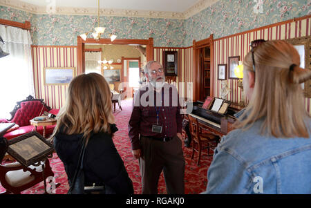 Besucher mit Guide im Wohnzimmer von Ernest Hemingway's Geburtshaus. 339 N. Oak Park Avenue. Oak Park. Westlich von Chicago. Illinois. USA Stockfoto