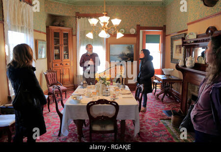 Besucher mit Guide im Wohnzimmer von Ernest Hemingway's Geburtshaus. 339 N. Oak Park Avenue. Oak Park. Westlich von Chicago. Illinois. USA Stockfoto