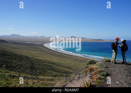 Wanderer oberhalb der Playa de Famara, Riscos de Famara, Lanzarote, Kanarische Inseln, Spanien Stockfoto