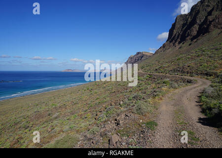 Wanderweg unterhalb des Kliffs, Riscos de Famara Famara, Playa de Famara, Lanzarote, Kanarische Inseln, Spanien Stockfoto