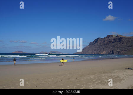 Playa de Famara, Riscos de Famara, Aussicht auf die Insel La Graciosa, Lanzarote, Kanarische Inseln, Spanien Stockfoto