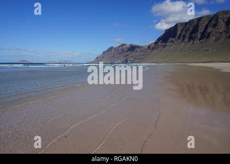 Playa de Famara, Riscos de Famara, Aussicht auf die Insel La Graciosa, Lanzarote, Kanarische Inseln, Spanien Stockfoto