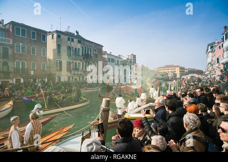 Venedig, Italien - 12.02.2017 Festival regatta und Wasser Partei im Karneval von Venedig Stockfoto