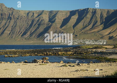 Playa de San Juan, Blick auf die Playa de Famara und Riscos de Famara, Lanzarote, Kanarische Inseln, Spanien Stockfoto