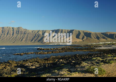 Playa de San Juan, Blick auf die Playa de Famara und Riscos de Famara, Lanzarote, Kanarische Inseln, Spanien Stockfoto