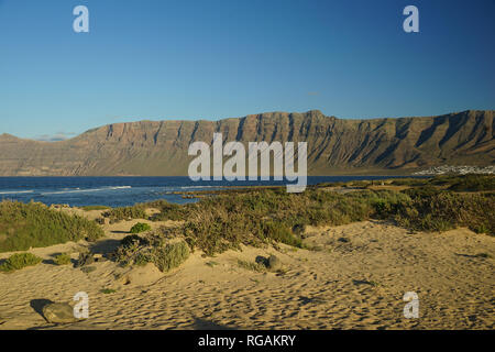 Playa de San Juan, Blick auf die Playa de Famara und Riscos de Famara, Lanzarote, Kanarische Inseln, Spanien Stockfoto