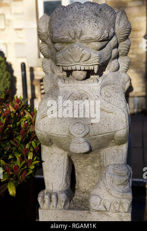 Im chinesischen Stil hund Statuen am Eingang Normanton Park Hotel, Normanton, Oakham Stockfoto