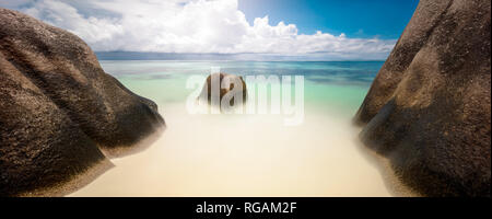 Tropischer Strand und Meer unter Sun leer Meer und Strand Hintergrund Web Banner Szene panorama Steine und Sand Hintergrund lange Belichtung blur Motion vacati Stockfoto