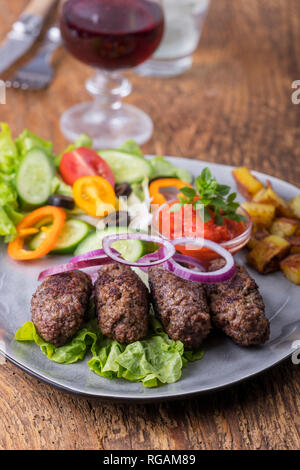 Nahaufnahme von cevapcici auf einer Platte Stockfoto