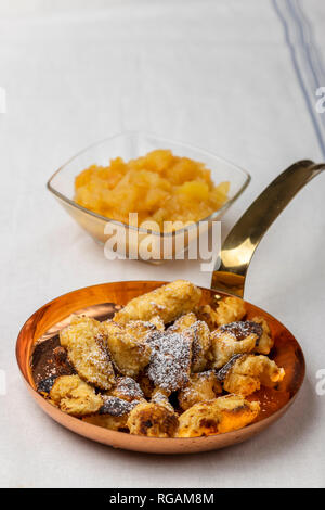 Österreichischen Kaiserschmarrn auf dunklem Holz Stockfoto