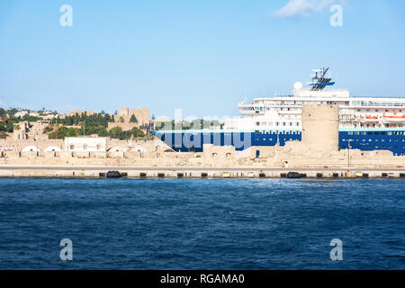Kreuzfahrtschiff im Hafen in der Stadt Rhodes (Rhodos, Griechenland) Stockfoto