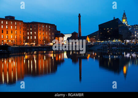 Gebäude der Royal Albert Dock spiegeln sich in den Salthouse Dock in Liverpool, England. Das Dock auf den Fluss Mersey ist das älteste in Liverpool. Stockfoto