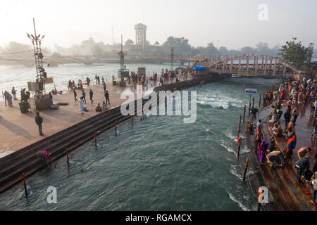 Anbeter Baden im Fluss Ganges in der heiligen Stadt Haridwar, Uttarakhand, Indien Stockfoto