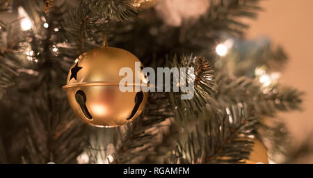 Nahaufnahme Foto von einem Jingle bell Dekoration aufhängen an einen Weihnachtsbaum. Stockfoto