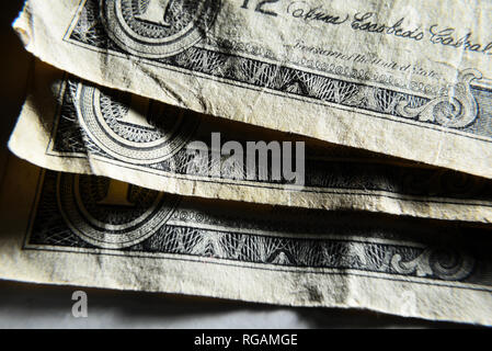 Dollar USA close-up. Alte zerschlagen zerknitterte scheine Makro. Die Textur der Fragment der Dollar Bill. USD banknote Textur. Stockfoto