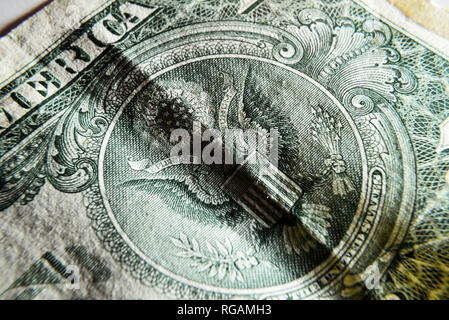 Dollar USA close-up. Alte zerschlagen zerknitterte scheine Makro. Die Textur der Fragment der Dollar Bill. USD banknote Textur. Stockfoto