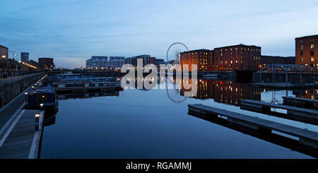 Der Atlantik Pavillon und Gebäude der Royal Albert Dock spiegeln sich in den Salthouse Dock in Liverpool, England. Stockfoto