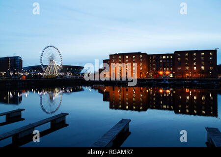 Der Atlantik Pavillon und Gebäude der Royal Albert Dock spiegeln sich in den Salthouse Dock in Liverpool, England. Stockfoto