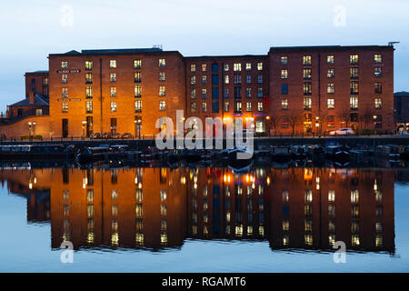 Der Atlantik Pavillon und Gebäude der Royal Albert Dock spiegeln sich in den Salthouse Dock in Liverpool, England. Das Dock auf den Fluss Mersey ist die Stockfoto