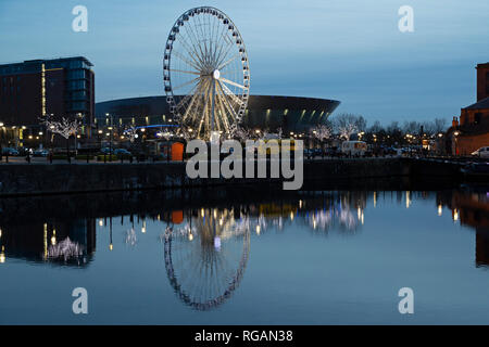 Das Rad von Liverpool bei Keel Wharf in Liverpool, England. Das Riesenrad steht neben der M&S-Bank Arena (ehemals der Echo Arena in Liverpool). Stockfoto