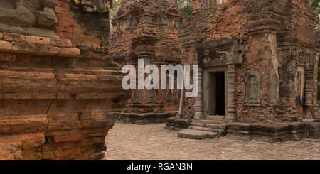 Preah Ko verfallener Strukturen mit Holz unterstützt. Teil des Angkor Wat religiösen Komplex von reich verzierten Tempel in der Nähe von Siem Reap, Kambodscha. Stockfoto